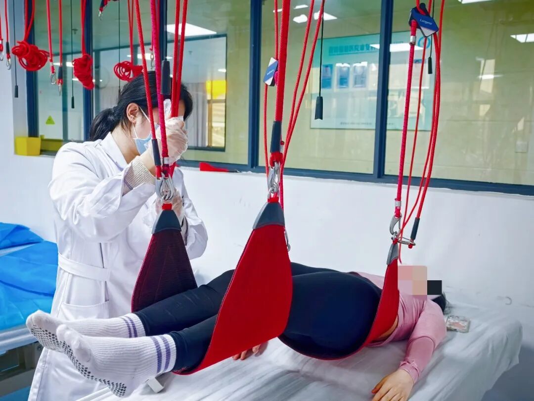 【福德康复】抓住寒假窗口！青少年脊柱侧弯矫正别拖延