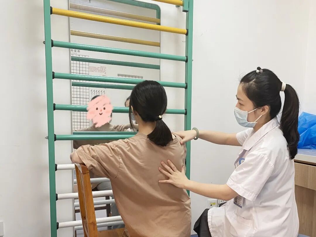 【福德康复】抓住寒假窗口！青少年脊柱侧弯矫正别拖延